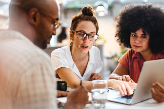 Advisor explaining the process of holistic financial planning