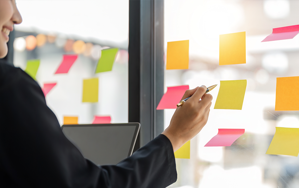 Advisor using sticky notes to create a workflow