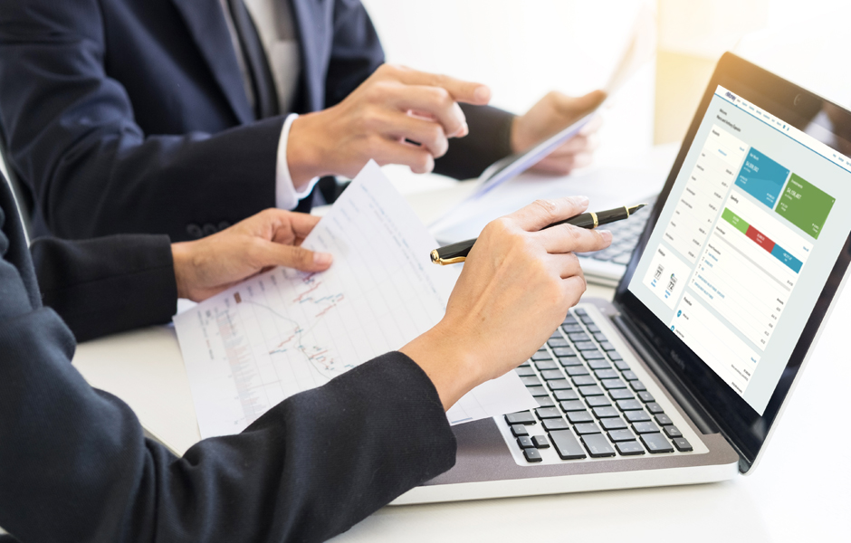 Advisor and Client looking at a computer